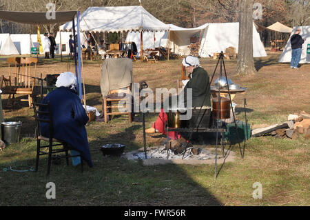 Una rievocazione storica della battaglia di Cowpens durante la guerra rivoluzionaria americana. Foto Stock