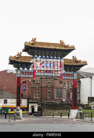 Arco cinese accanto a un ingresso a Stowell Street a Newcastle upon Tyne il quale è colloquialmente noto come China Town. Foto Stock