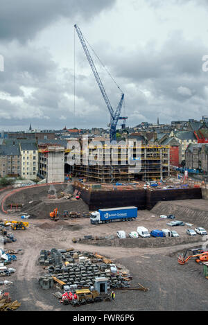 Il lavoro sta procedendo sulla controversa £150m Caltongate progetto in Edinburgh. Foto Stock