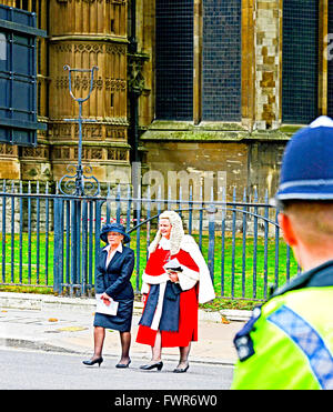 I giudici e i QCS, completamente vestito, proveniente dai giudici annuale servizio nella Westminster Abbey, segnando l'inizio dell'anno giudiziario Foto Stock