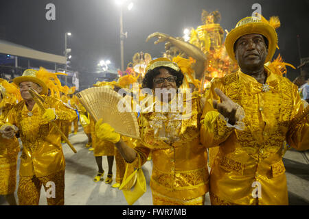 Giovane, anziani, sfilata della scuola di samba Beija Flor de Nilópolis, Carnevale 2016 nel Sambadrome, Rio de Janeiro, Brasile Foto Stock