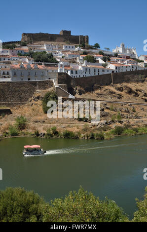 Vista sul fiume Guadiana alla fortezza di montagna e il centro storico di Mértola Mértola con il castello e la chiesa di la Foto Stock