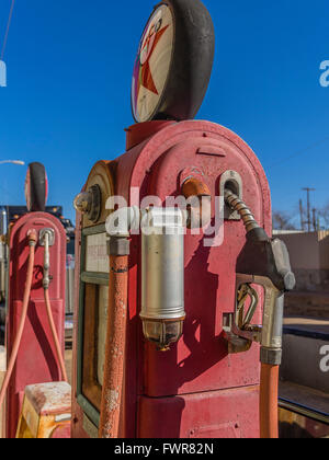 Vecchio Texaco pompa di benzina di fronte a un vecchio garage di Lowell, Arizona un sobborgo di Bisbee. Foto Stock