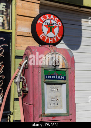 Vecchio Texaco pompa di benzina di fronte a un vecchio garage di Lowell, Arizona un sobborgo di Bisbee. Foto Stock