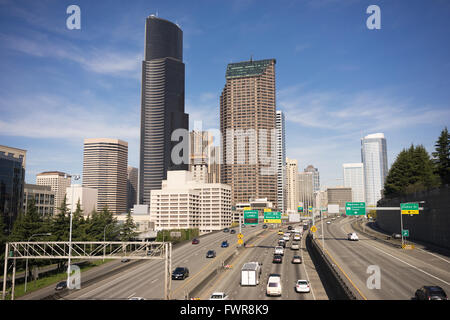 Downtown Seattle skyline della città Interstate 5 vetture suddivise autostrada Foto Stock