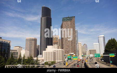 Downtown Seattle skyline della città Interstate 5 vetture suddivise autostrada Foto Stock