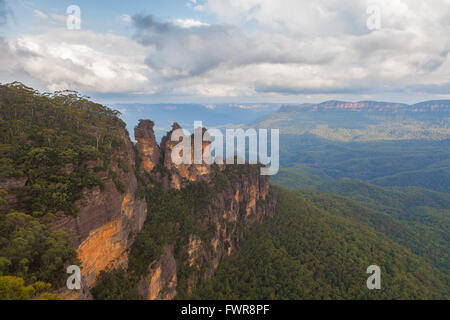 La famosa formazione rocciosa Tre Sorelle visto dalla Echo Point Lookout. Katoomba, NSW, Australia. Foto Stock