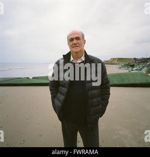 Autore irlandese, Colm Toibin, sul filo a Ballyconnigar, Enniscorthy, contea Wexford, una posizione che caratterizza in molti dei suoi romanzi Foto Stock