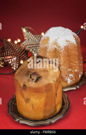 Il pandoro e il panettone - Italiano tradizionale di dolci di Natale sulla tavola decorati Foto Stock