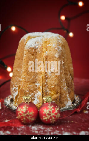 Pandoro - italiano tradizionale torta di Natale sulla tavola decorati Foto Stock