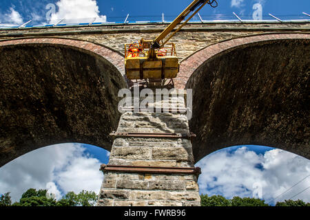 Stone muratori lavorano sul viadotto Foto Stock