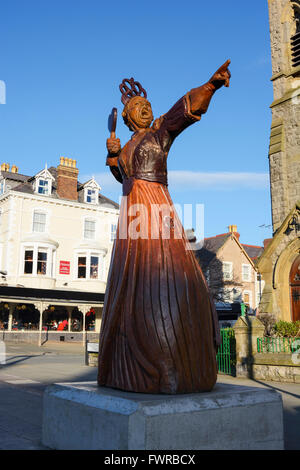 Scolpita in legno statue di Alice nel Paese delle Meraviglie caratteri di Llandudno, Denbighshire, il Galles del Nord. Foto Stock