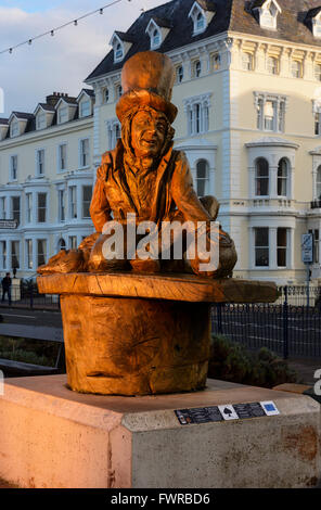 Scolpita in legno statue di Alice nel Paese delle Meraviglie caratteri di Llandudno, Denbighshire, il Galles del Nord. Foto Stock