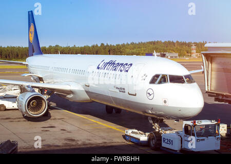 HELSINKI, Finlandia - 24 agosto 2014: aerei Lufthansa sulla rampa all'aeroporto di Helsinki in agosto 2015, Helsinki, Finlandia Foto Stock