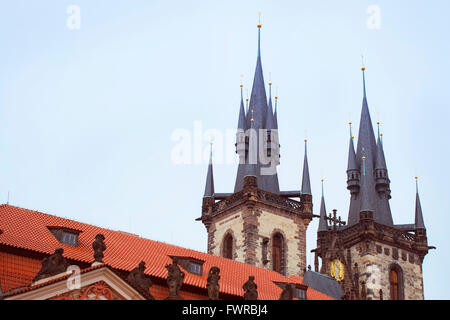 Piazza della Città Vecchia e la Cattedrale di Tyn della Vergine Maria (Kostel Panny Marie pred Tynem), Praga, Repubblica Ceca Foto Stock