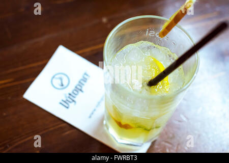 Praga, Repubblica Ceca - 25 agosto 2015: Bicchiere di analcoliche limonata sul tavolo del ristorante. Vytopna Foto Stock