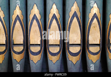 Decorazione su organo a canne nella chiesa di St Margaret a Hardley, Norfolk, Inghilterra, Regno Unito. Foto Stock