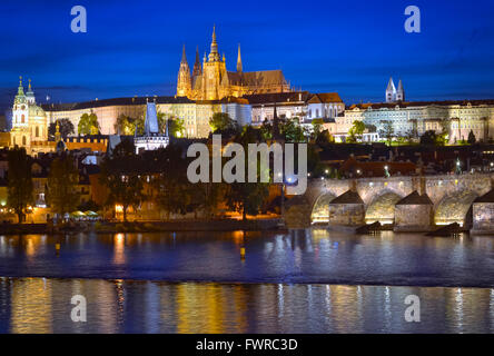 Praga, Repubblica Ceca - 27 agosto 2015: Pargue al crepuscolo, vista del minor Torre del Ponte di Charles Bridge (Karluv Most) Foto Stock