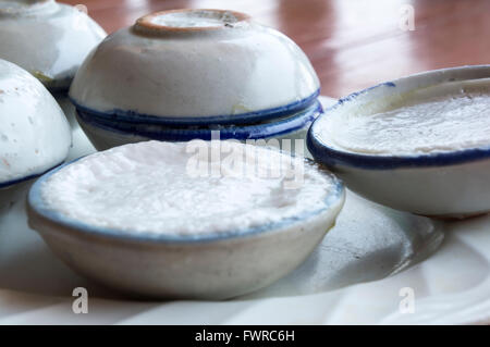 Noce di cocco tailandese deserto su piastra bianca Foto Stock