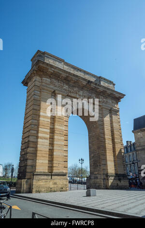 Porte de Bourgogne gate, vista dal luogo di Bir Hakeim. Bordeaux Aquitania. La Francia. Foto Stock