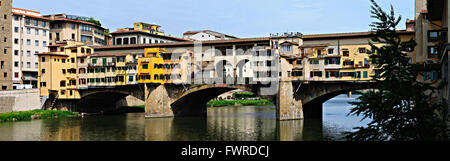 Panorama del Ponte Vecchio sull'Arno a Firenze Italia. Foto Stock