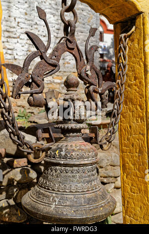 Preghiera campana al Tempio di Budhanilkantha, valle di Kathmandu, Shivapuri Hill, Nepal, Asia centrale Foto Stock