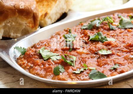 Pav bhaji Masala Indian street food su piastra in acciaio Foto Stock