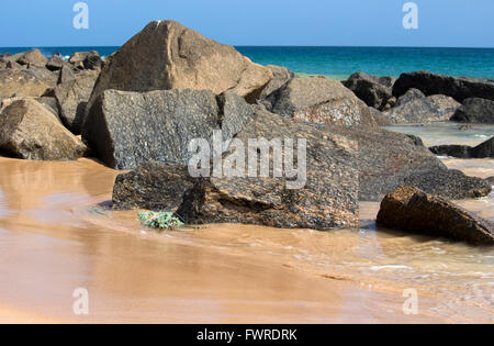 Calma Oceano Indiano che lambisce le rocce di granito a groyne Bunbury Western Australia su una soleggiata mattina d'estate. Foto Stock