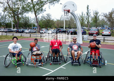 Miami Florida,Tropical Park,Paralympic Experience,sport,volontari volontari volontari volontari lavoratori del lavoro, lavoro di squadra che lavorano insieme e servono aiuto Foto Stock