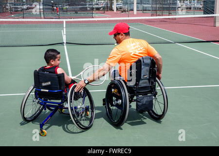 Miami Florida,Tropical Park,Paralympic Experience,sport,volontari volontari volontari volontari lavoratori del lavoro, lavoro di squadra che lavorano insieme e servono aiuto Foto Stock