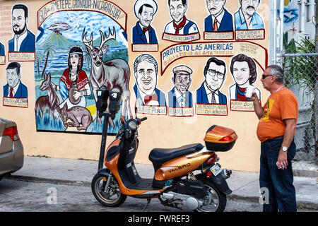 Miami Florida,Little Havana,Calle Ocho,la Esquina de la Fama,angolo della fama,murale,ispanico latino latino latino latino latino latino immigranti minoranza immigrati, adulto, adu Foto Stock