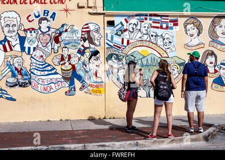 Miami Florida,Little Havana,Calle Ocho,la Esquina de la Fama,angolo della fama,murale,adulto ispanico,adulti,uomo uomo maschio,donna donna femmina donne,personaggi,suo Foto Stock