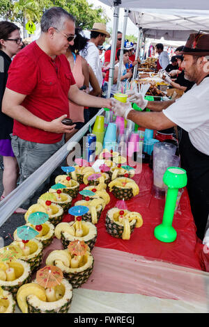 Miami Florida,Little Havana,Calle Ocho,festival annuale di strada,venditori ispanici,stand,bancarelle,Pina colada,transazione pagamento paga acquisti,vendita,d Foto Stock