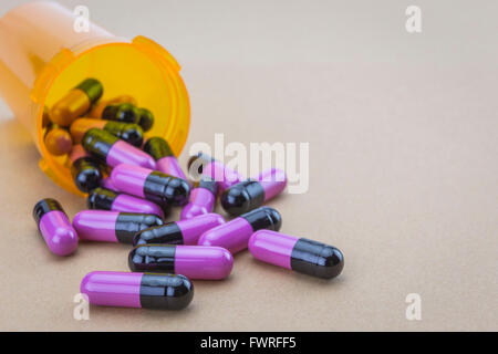 Pills fuoriuscita da un vaso aperto Foto Stock