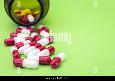 Pills fuoriuscita da un vaso aperto Foto Stock