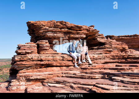 I turisti che posano per una foto alla natura della finestra, Kalbarri National Park, Australia occidentale, Australia Foto Stock