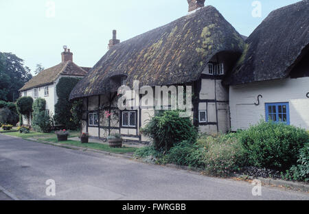 Cottage con il tetto di paglia in Wherwell Hants Foto Stock