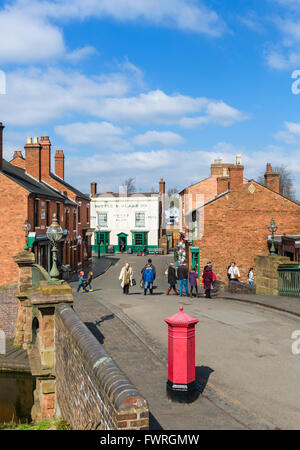 Ponte sul canale e vecchi negozi nel centro del villaggio, Black Country Living Museum, Dudley, West Midlands, Regno Unito Foto Stock