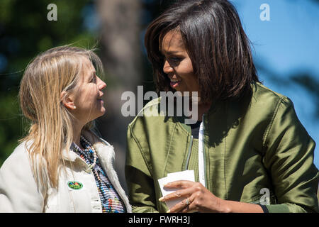 U.S la First Lady Michelle Obama parla con la NASA Vice amministratore dava Newman dopo la dimora di piantine della stessa varietà di lattuga che è stato cresciuto sulla Stazione Spaziale Internazionale nella Casa Bianca Orto Aprile 5, 2016 a Washington, DC. Studenti provenienti da tutto il paese che hanno partecipato presso la propria scuola di giardinaggio programmi congiunti anche la prima donna a piantare il giardino. Foto Stock