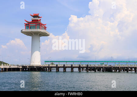Faro di Si Chang quartiere isola, Golfo di Tailandia Foto Stock