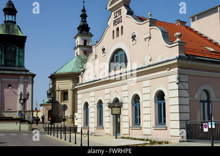 Wieliczka, Kościuszko Square. Sulla destra la storica miniera di sale - albero "Regis". Sullo sfondo la chiesa di st. Clemente. Foto Stock