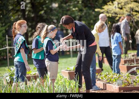 U.S la First Lady Michelle Obama distribuisce semi per ragazze scout durante la semina primaverile della Casa Bianca Orto Marzo 26, 2012 a Washington D.C. Foto Stock