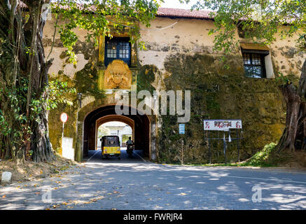 Queens Street, antica porta del Forte Galle, Sri Lanka, con la British Stemma e motto "Ieu Et Mon Droit' Foto Stock