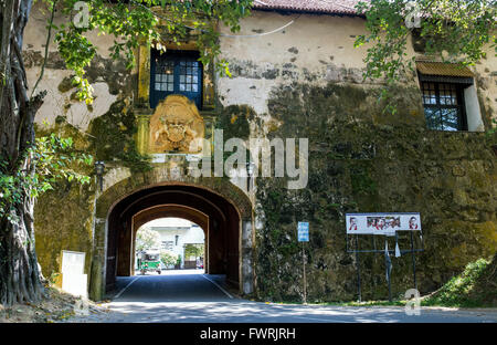 Queens Street, antica porta del Forte Galle, Sri Lanka, con la British Stemma e motto "Ieu Et Mon Droit' Foto Stock