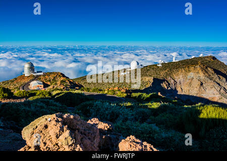 Osservatorio di Roque de los Muchachos. Di seguito, il mare di nuvole. Garafia, La Palma, Tenerife, Isole Canarie, Spagna Foto Stock
