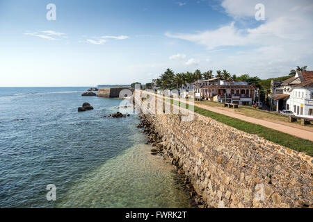 Forte Galle, classificato come patrimonio mondiale dall' UNESCO, vecchie case coloniali dietro il mare delle pareti laterali della città fortificata, Sri Lanka Foto Stock