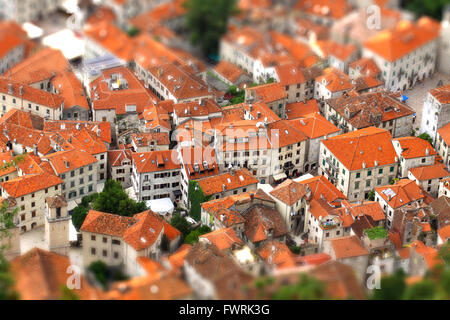 Una prospettiva aerea degli edifici di Cattaro città vecchia, Montenegro. Tilt-shift Effetto Miniatura Foto Stock