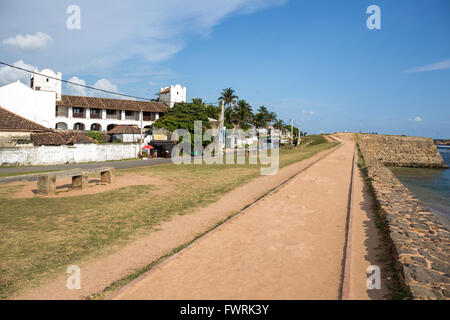 Forte Galle, classificato come patrimonio mondiale dall' UNESCO, vecchie case coloniali dietro il mare delle pareti laterali della città fortificata, Sri Lanka Foto Stock