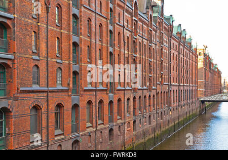 Dettagli di edifici nel quartiere Speicherstadt di Amburgo, Germania. Questa è la più grande distretto warehouse in tutto il mondo ha ricevuto il patrimonio mondiale UNESCO nel luglio 2015 Foto Stock