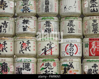 Decorativo sake Giapponese di barili in Tokyo, Giappone Foto Stock